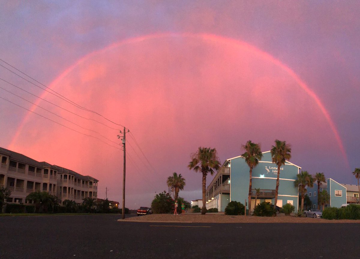 kpitessential's tweet photo. Almost feels like we got a new moon #pinkrainbow #rainbow #islandlife https://t.co/O464tcefMU