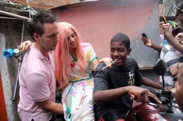 tracklist's tweet photo. Gaga no Brasil subiu no Cantagalo de mototáxi, jogou futebol com a criançada e ainda parou para tomar uma cervejinha no barzinho.
Ícone acessível que fala? ❤️
#TrackBR https://t.co/puReq4Py1A