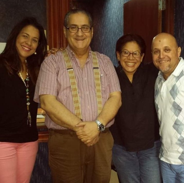nereydasimple's tweet photo. Don Teo me "Aterrizó" con sus consejos en par de ocasiones. Recuerdo cuando pasé de ser DJ a la Radio de Talk Shows me dijo: "Mijita vas para un mundo totalmente diferente"... y así fue. Gracias por siempre! #Nuncateolvidaremos #La91 @teoverasrd @bestepan @javiernoguera66 https://t.co/BMam9lOEzd