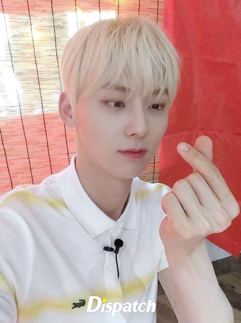 Day 2 | Selca I love how he look at his finger heart  #NUEST  #뉴이스트  #MINHYUN  #민현  #황민현