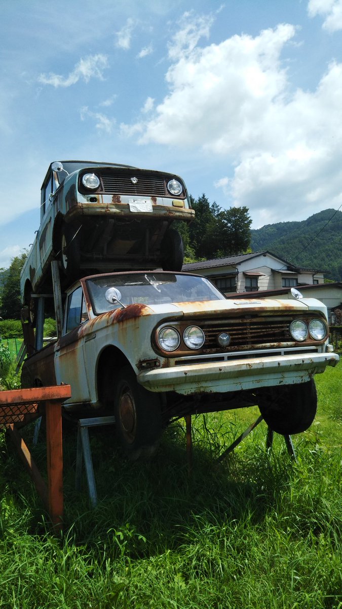 久遠 くおん 開田高原の草ヒロというかモニュメント スズキ マツダ キャリー松本ナンバー付きとダットサン1300 松本日産販売