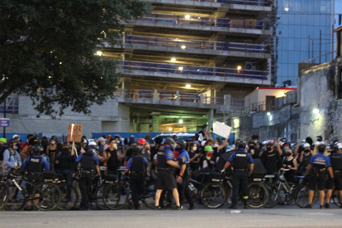 Third3y3Club's tweet photo. Police have corralled a substantial amount of protesters into the parking lot on Congress and 4th.
Heavy traffic is flowing through the area still.
#AustinTexas #austinprotests #atxprotests #ATX https://t.co/jLQBYzXTs4