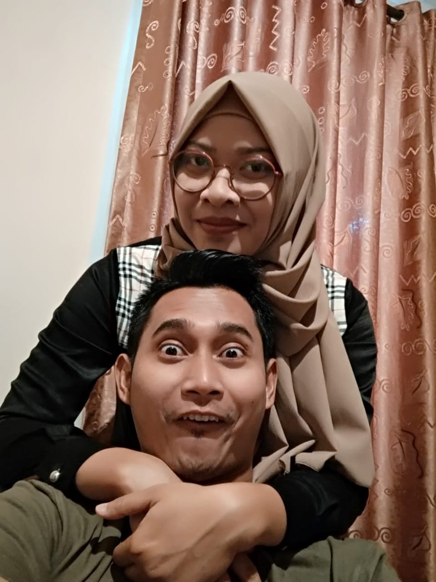 Happy  #NationalGirlfriendDay
Si Aa g punya twitter, jd y udeh ngucapin sndri ajeh...  😅😆😆😆