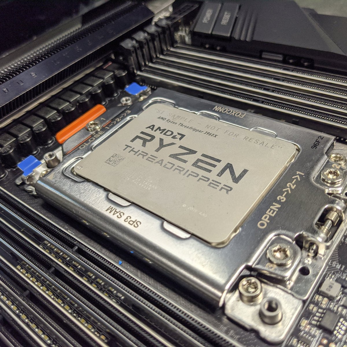 ModMyMods's tweet image. Hello beautiful 😍😍

The amazing @amd 3960x mounted and ready for a waterblock

#AMD #CPU #centralprocessingunit #AORUSPowered #TRX40 #threadripper #customPC #DIY #PCparts #hardware #allthecores #computerparts #Internals #CustomBuild #computer