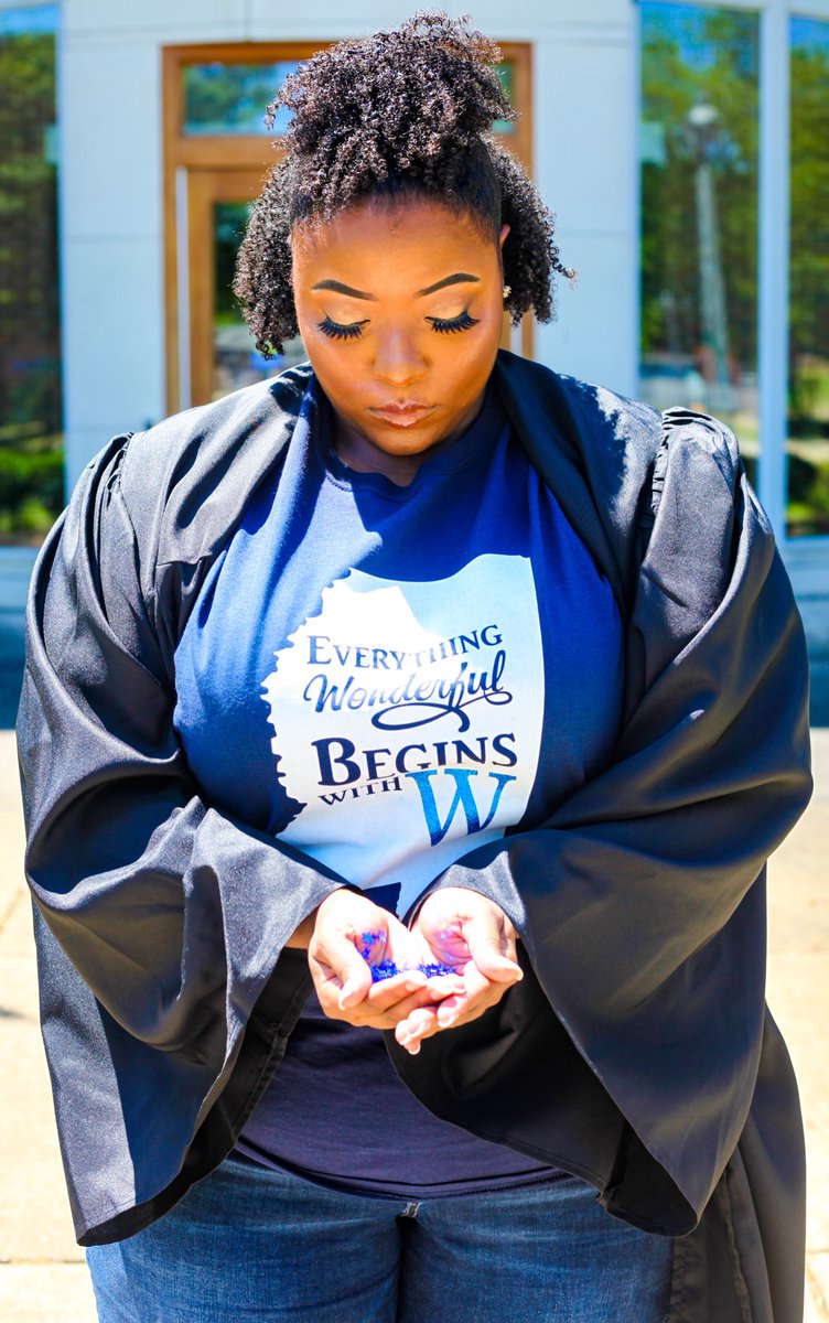 MsBlakeDavis's tweet photo. Even though COVID-19 messed up my graduation. Grateful for the awesome graduation pictures!!! #muw #longblueline #Classof2020 
#fineartmajor https://t.co/EMxyN89UGk