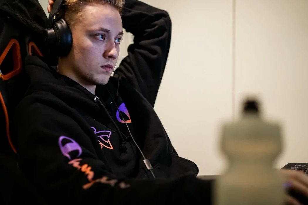 inbetweenleases's tweet photo. #Fnatic x #Champion 2018 Worlds Hoodie. Priced around $120-$200 on Ebay and Grailed https://t.co/ws9b8w8Rj3