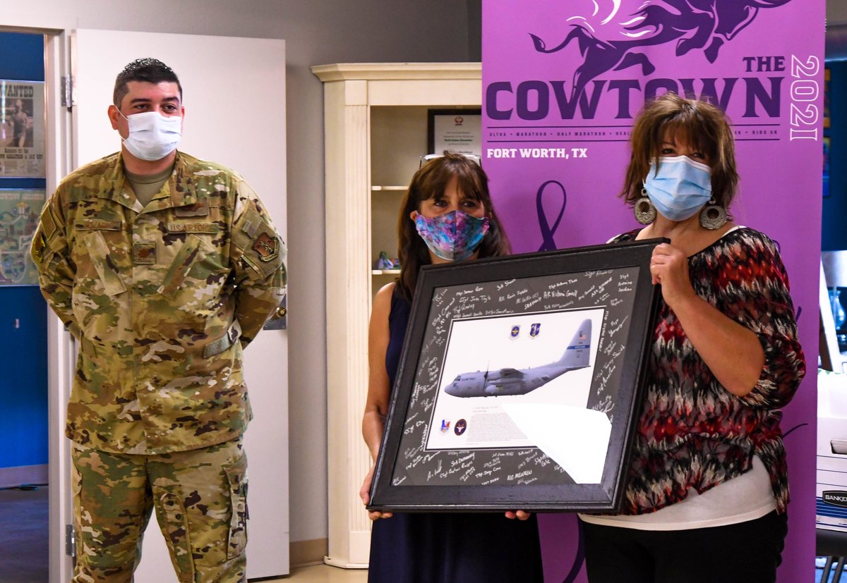 Your Texas Guard is strong because of our strong community partnerships. Leaders from the 136th Airlift Wing presented employees from the Cowtown Marathon with a lithograph of the C-130 Hercules to thank them for their collaboration during the COVID-19 pandemic response.