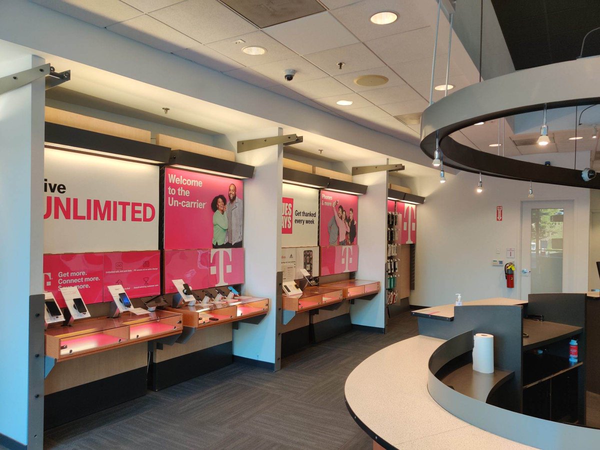 Thousand Oaks NEW T-mobile store just finishing up their reveal! #WestisBest #WeAreTMobile #lanorth #venturacoast