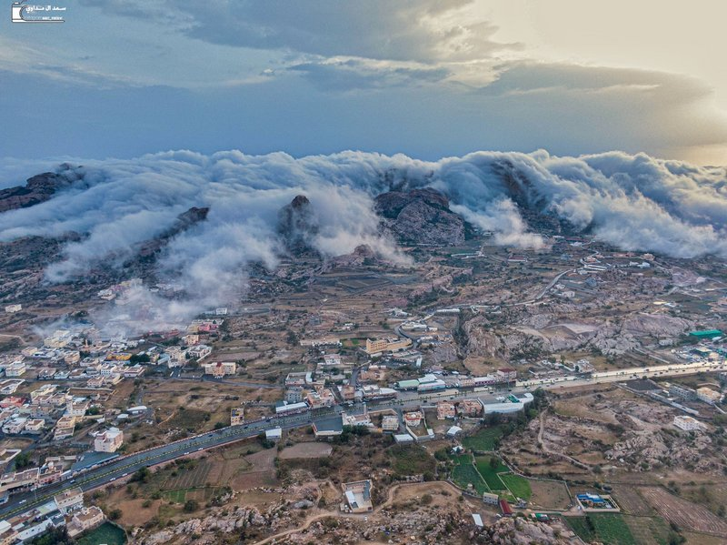 ALMISNID's tweet photo. تحية وتقدير للمصور المبدع سعد آل مداوي @s5medawi
حيث وُفق وُسدد في التقاط صورة تتجسد فيها ظاهرة السحب المنخفضة، والتي تتسلق سهول #تهامة، حتى تظهر فوق قمم جبال #السروات في مشهد ومنظر آسر أخّاذ. https://t.co/oNbsih1xnA