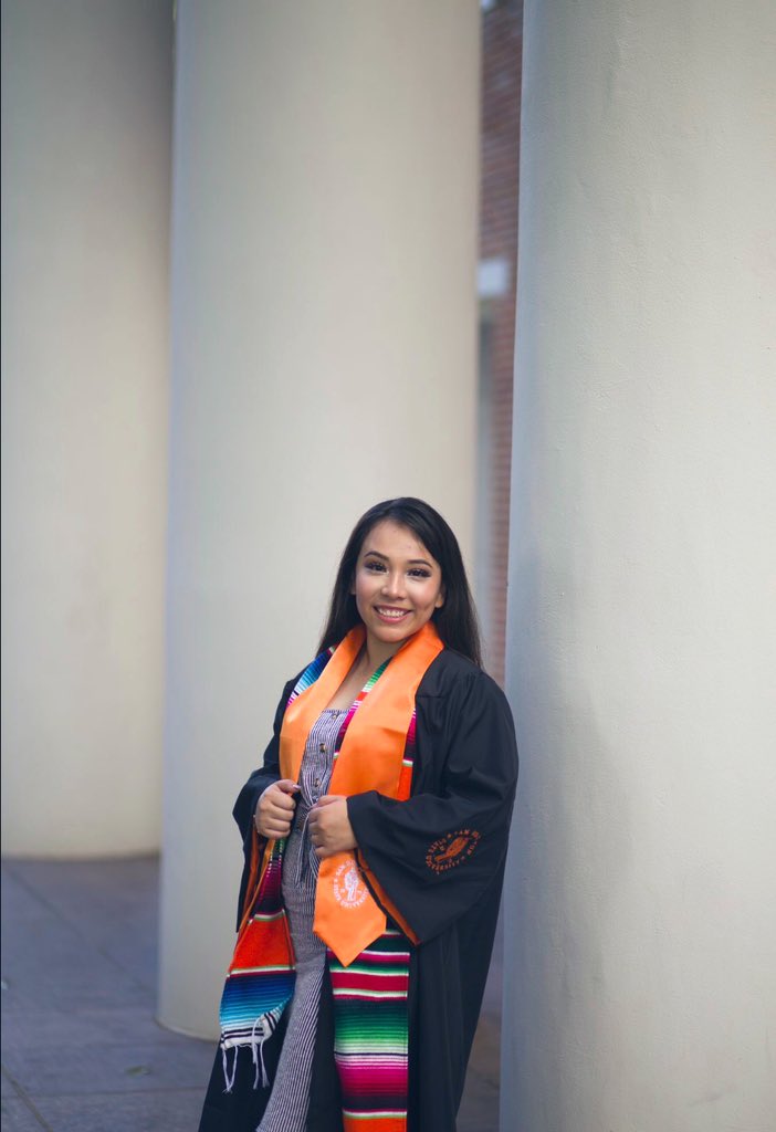 Debanhiss's tweet photo. Mami que tu quiere? 

Aquí llego mi Graduación👩🏻‍🎓🦈 https://t.co/G7zRY43tsz