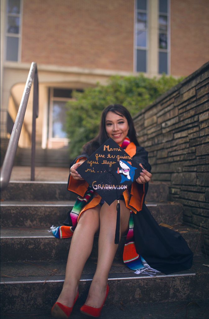 Debanhiss's tweet photo. Mami que tu quiere? 

Aquí llego mi Graduación👩🏻‍🎓🦈 https://t.co/G7zRY43tsz