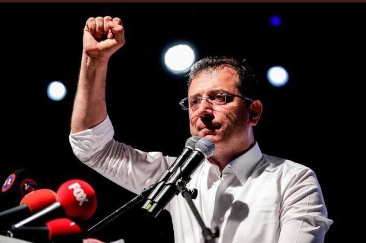 Ceketini çıkardı,kollarını sıvadı ve yuruğunu havaya kaldırdı işte o an,ampülün patladığı andı.#imamoğlu