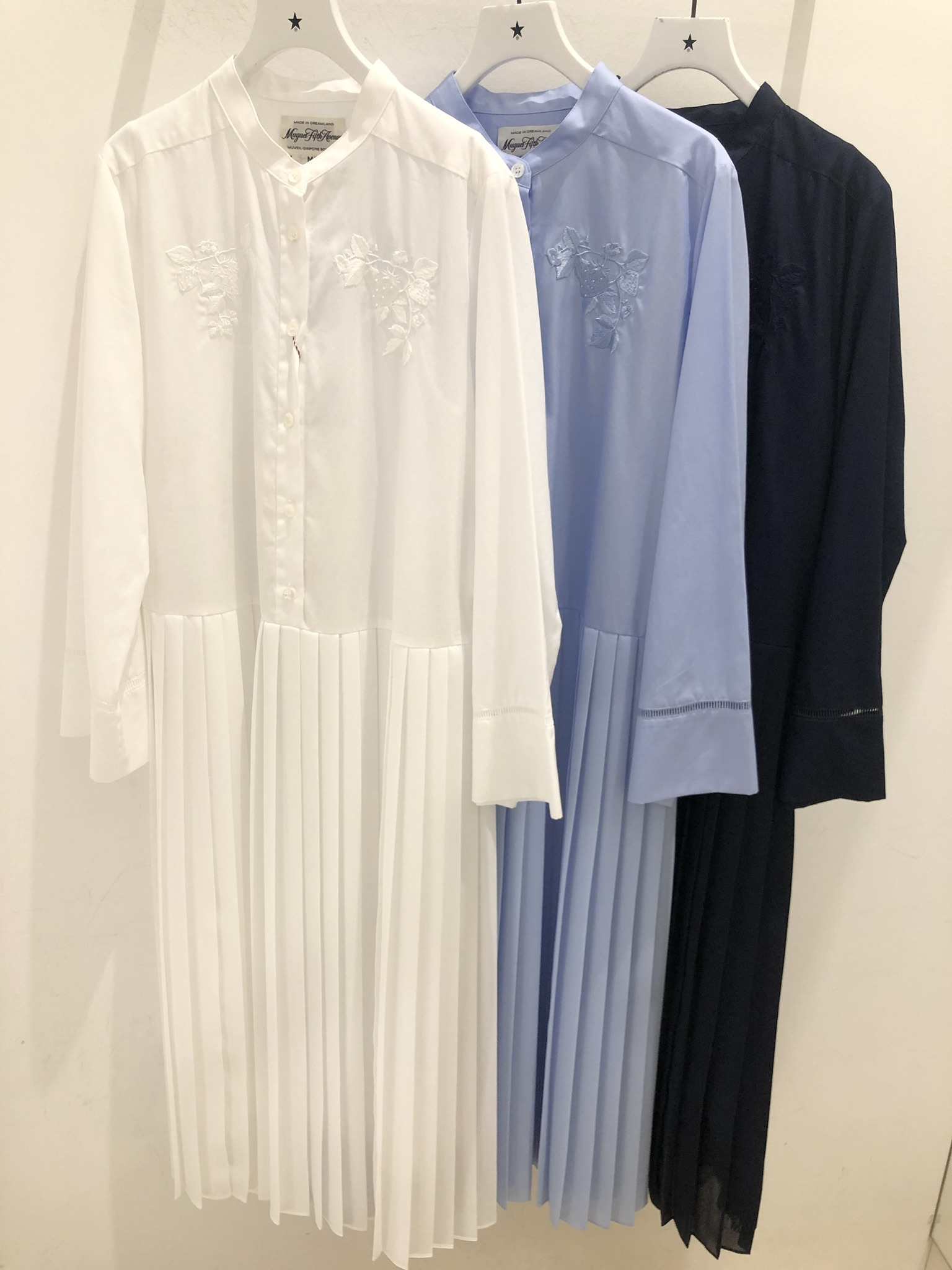 توییتر Converse Tokyo در توییتر Converse Tokyo Muveil Muveilコラボからロングシャツワンピースが登場 ボディと同色のイチゴ ミツバチ刺繍がポイントの大人アイテムです Color Off White Blue Navy Price 47 300 23 650 50 Off Tax込 Conversetokyo