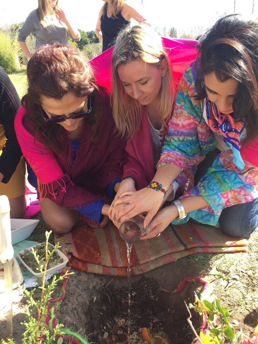 marueok's tweet photo. Día de la Pachamama, día de agradecer a la Madre Tierra por todo lo que nos da 🙌🏻🌱😊. 
Para que todos desde el lugar en el que estamos, podamos vivir con amor cuidándola y respetándola 👐🏼🌎🥰.
En un abrazo infinito. ¡Hoy y siempre, gracias! 🤗❣️✨ https://t.co/9bUOSkaBoL