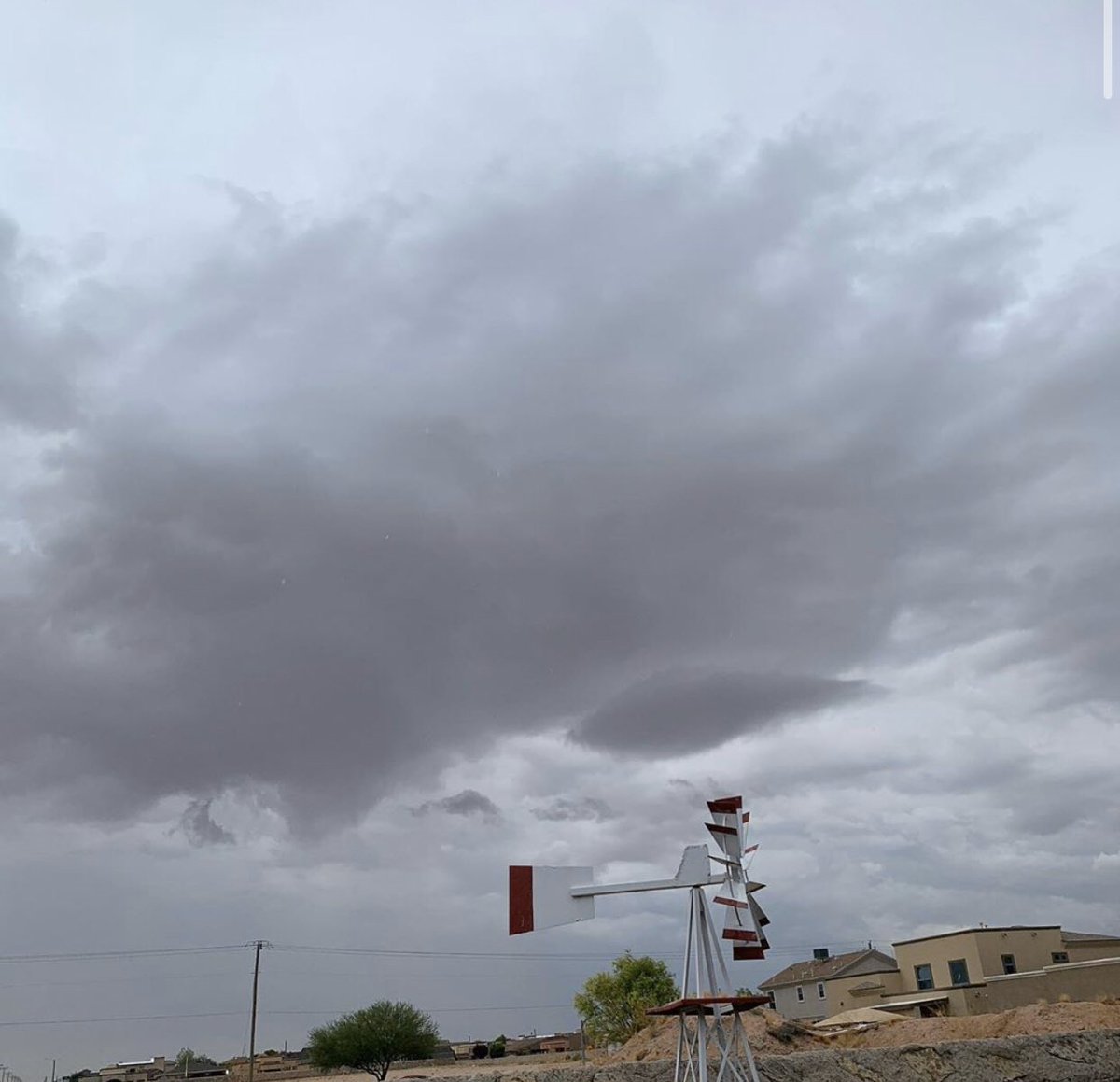 This is such a cool pic taken by collective member vlumandamientoxiii 
—————————————————
#NUMBSOULSOCIETY #rainydayvibes 
#upcomingartist #upcomingrapper 
#rainydayphotography #sadsongs 
#awesomepic #checkitout 
#cloudsoftwitter #rainclouds