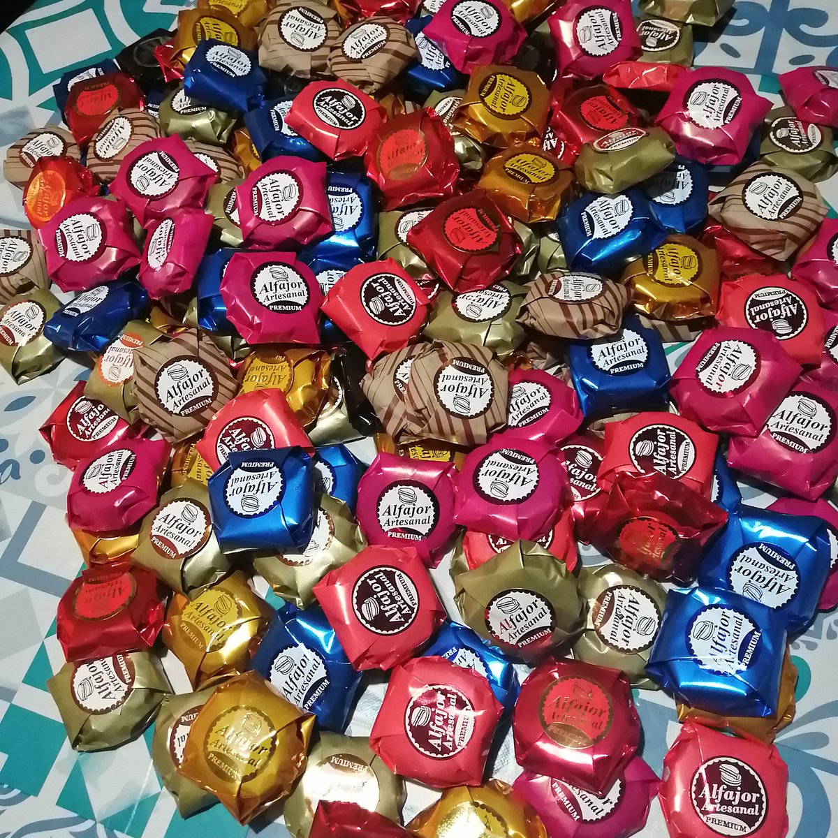 Amigos por favor RT! Estoy con problemas en el pago de licencia, pago arriendo y tengo un pequeño de 4 años. Estoy vendiendo los alfajores artesanales más sabrosos 😋 con distintos rellenos! Agradecería me pudieran ayudar 💕 <a href="/DonDateadorOfic/">Datos y Mas Datos.</a> <a href="/DonDatosRT/">DonDatos RT DonDateador</a>