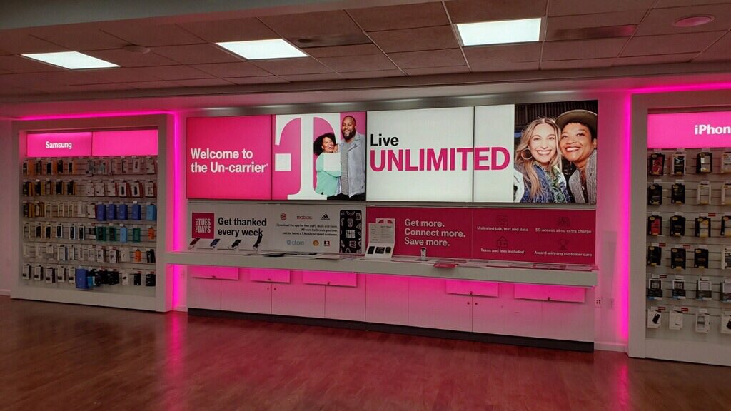 LittleRueToYou's tweet image. Wow I did not expect this store to turn out this vibrant! River Oaks Houston we FINALLY HAVE YOU COVERED! #liveunlimited #WeAreTMobile 2036 Westheimer Rd Houston TX 77098 @CSource_Tweets @Erica__Gilliam @mrbrandenburger @jcbrandenburger @JonFreier @scotthou1