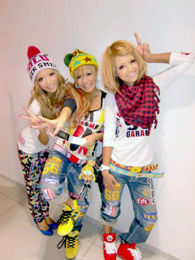 COCOLULU*THE* Amekaji brand. Everything Amekaji is about: loud prints, loud colors, baggy clothing, caps, etc. No cocolulu coord is dull, or lacking in colors that pop out. Bringing out the fun-loving, super flashy soul of gyaru, while nearly never going for & #39;sexy.& #39;