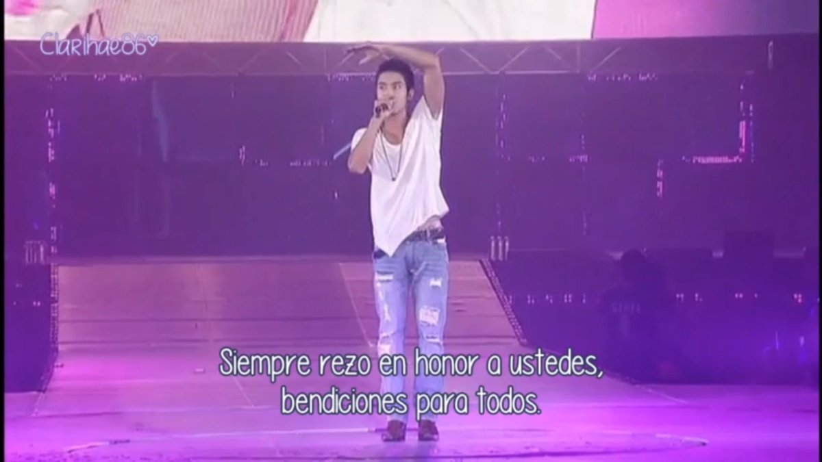 chocothefangirl's tweet photo. En misa con mi familia: Hija, canta las alabanzas

Yo: ...

Siwon: 🙏🙏🙏

Yo: THANK YOU JESUS

#SuperShowNight https://t.co/MxfBm8Raij