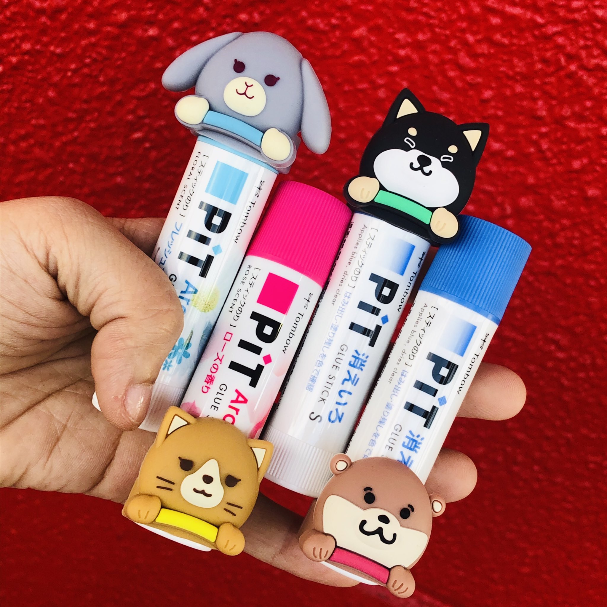 ハイノート伊勢崎店 En Twitter トンボの大人気スティックのり Pit に かわいいおまけがつきましたよ どうぶつ着せかえリング 柴犬 ネコ うさぎ カワウソの4種類 しかも ただカワイイだけじゃ無い 転がり防止にもなるのです 便利でカワイイなんて