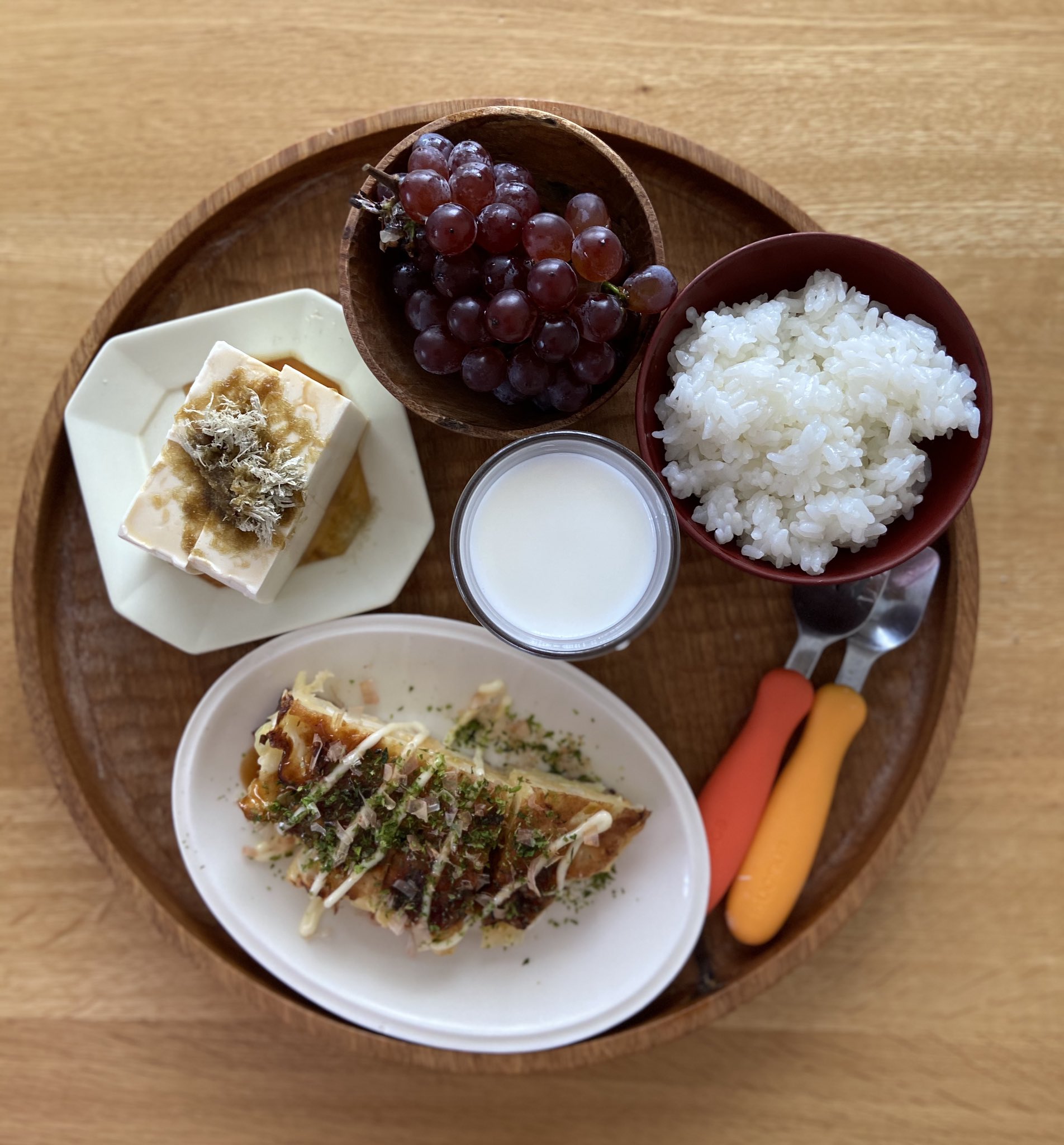 本田 よう一 3歳育児中 息子さんお昼ごはん 豚玉お好み焼き 食べない予想 とろろ昆布冷奴 食べるはず ごはん 牛乳 ぶどう 食べるはず お好み焼きは安定して食べず 納豆投下して おしまい 牛乳も手付かずで 豆腐もすこし 果物は好きだなぁ 原価高め