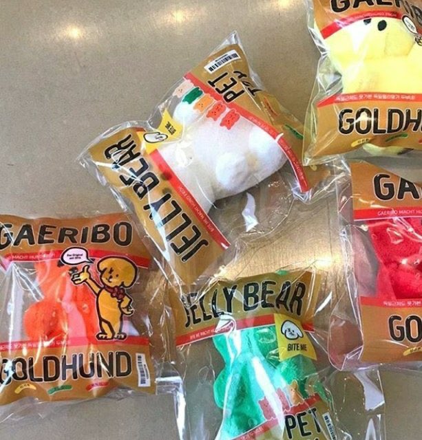 กองทัพ jelly bear น่ารักมากกก มีซองใส่เหมือนจริงมาก ฟามเกาหลึ ปุ๊กปิ๊กน่ารักไปหมด จริงๆเป็นของเล่นน้องหมา🥺 แต่คนก็เล่นได้แหละ น้องน่ารักขนาดนี้ 🤍🤍