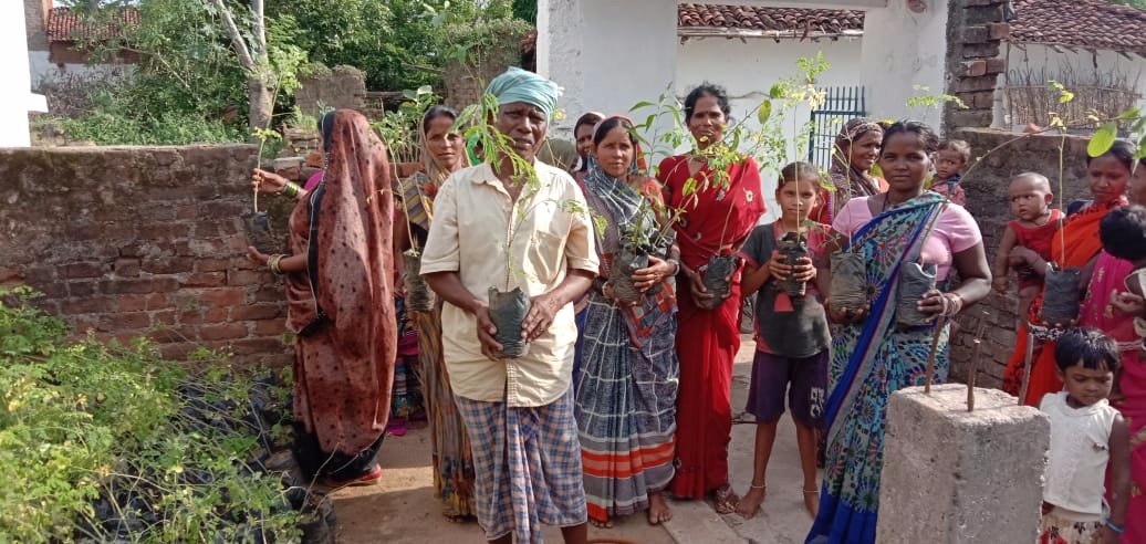 KshitijB15's tweet photo. Proud moment to lead n participate plantation with 200% enviornment committed community at Alikhuta.. https://t.co/CW5UIYOsyM