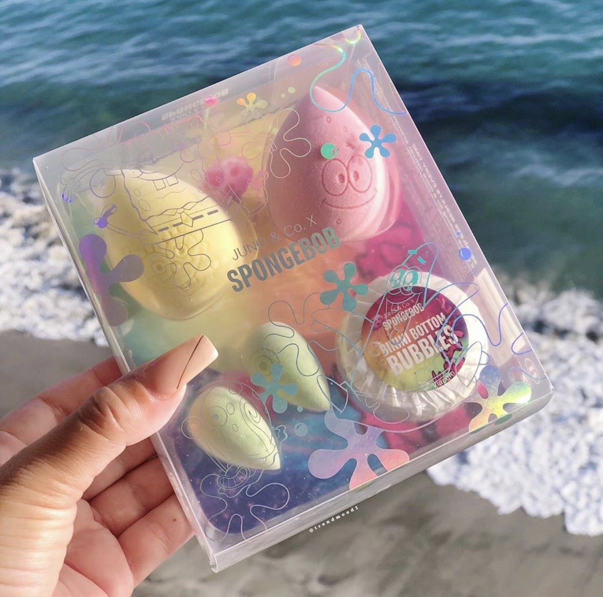Trendmood's tweet image. #REVEALED 🚨The Cutest Collaboration 😍💦🧽 #thejunoco X @SpongeBob Includes a Set $24:
Microfiber #Spongebob Sponge
Microfiber Patrick Star Sponge 
Gary Mini Duo 
Bikini Bottom Bubbles Soap Bar 
#ComingSoon *use code: TRENDMOOD 20% off