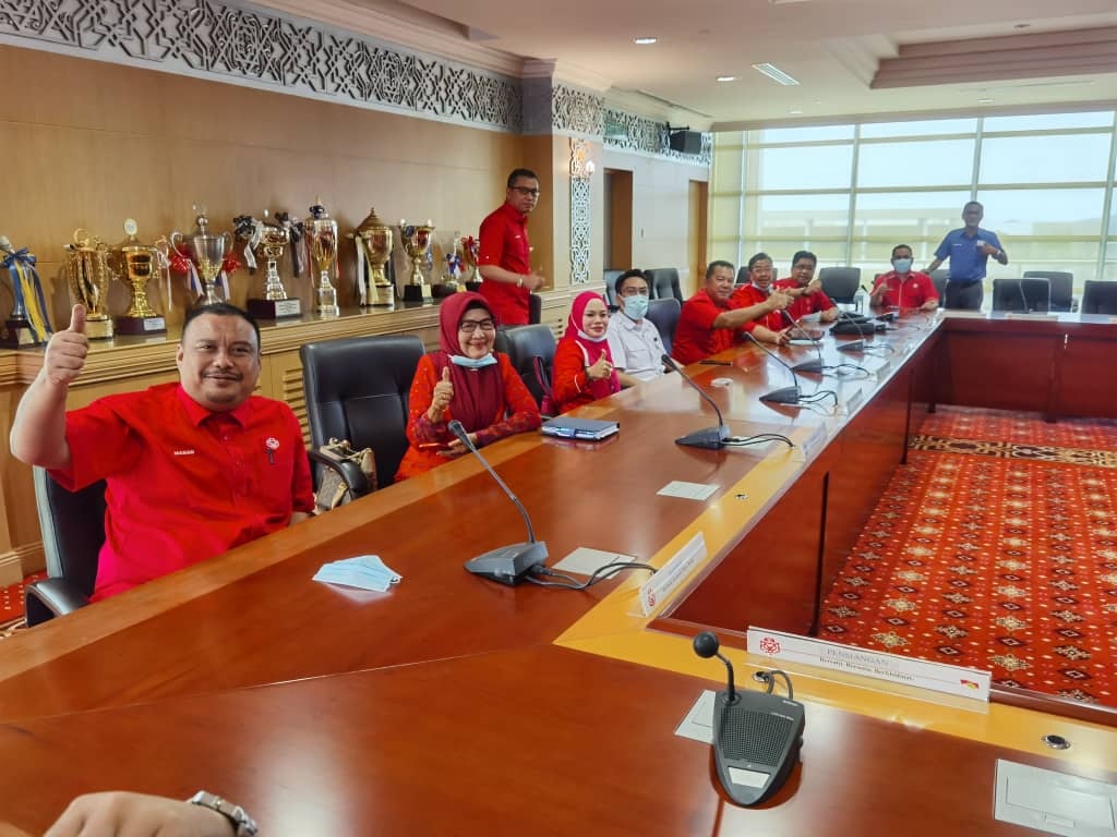 Beberapa wajah Ketua Bahagian UMNO di Sabah menghadiri mesyuarat perhubungan yang dijangka akan bermula sebentar lagi. Belum ada kelibat Pengerusi Perhubungan UMNO Sabah, Datuk Seri Bung Moktar Radin setakat ini. @501Awani #Malaysia2020 #PolitikSabah #HapusCOVID19