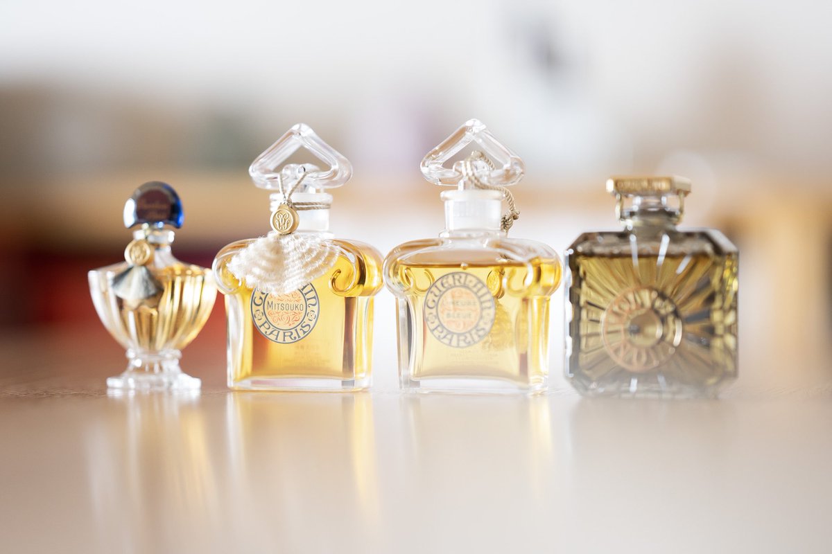 Scentalk 100年続くゲランの名香と呼ばれるもの しばらくはボトル を眺めるだけで満たされそう 左からシャリマー ミツコ ルールブルー 夜間飛行 そして今年は1912年発売のfol Aromeが復活するらしい どんな香りで驚かせてくれるのか楽しみ