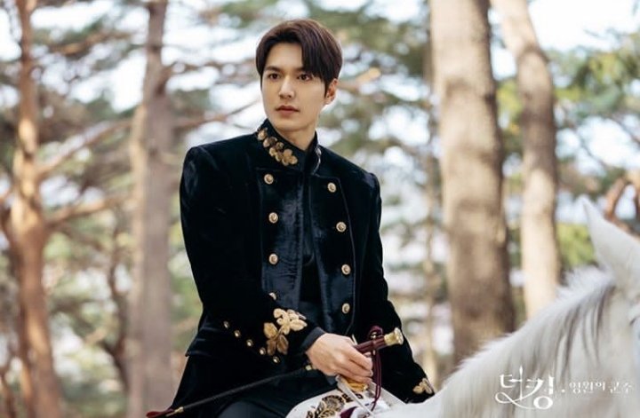 I love the fact that watching  #TKEM, didn't remind me of Ji Eun-tak or Hoo Jon-jae.Both owned their character. There is not a better Lee Gon in mind than him. He is royalty personified. He looks every inch a dashing, smart, modern-day emperor. #bingewatchingTKEMagain  #LeeMinHo