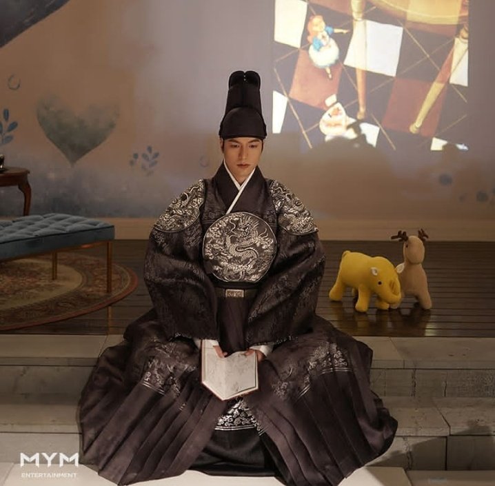 I love the fact that watching  #TKEM, didn't remind me of Ji Eun-tak or Hoo Jon-jae.Both owned their character. There is not a better Lee Gon in mind than him. He is royalty personified. He looks every inch a dashing, smart, modern-day emperor. #bingewatchingTKEMagain  #LeeMinHo