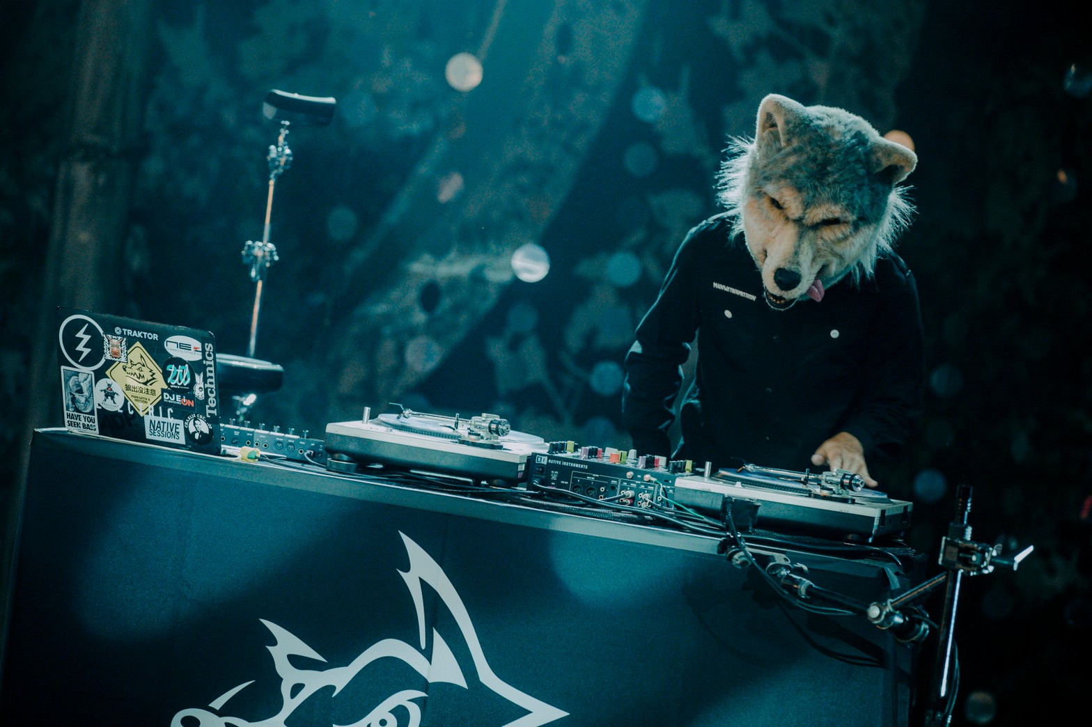 公式 Love Music 放送中 Lovemusic 2組目のライブは Man With A Mission 発売中のベストアルバム Man With A Best Mission から 新曲 Change The World を披露していただきます マンウィズ Mwam T Co 8yghwbe7gr Twitter