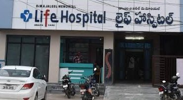 No let's really ZOOOOM in.. to the upper corner or bedsheets, where it says 'Life hospital'sRead the logo, observe it's design. Now let me introduce you to 'Life hospital' based in Kamareddy (Telangana). Meanwhile She keeps claiming to be in South Africa!One more lie! (3/n)
