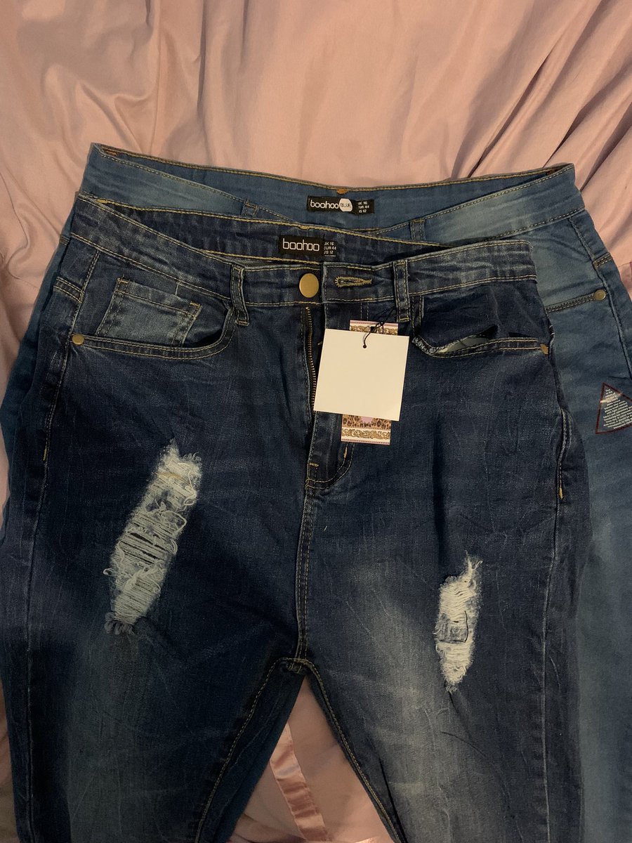Nooby_92's tweet photo. @boohoo what is happening? Never had a problem with your clothes but in no way are these both a size 16 the top pair don’t even go over my leg 😑 sort it out !! https://t.co/yVIBGS4Hlr