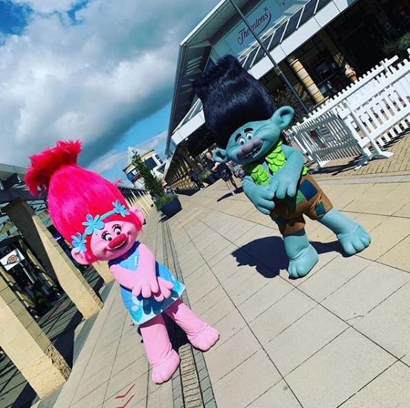 RainbowMascots's tweet photo. Join @Trolls Poppy & Branch @LakesideOutlet today for another day of socially-distanced fun! π€©
#MeetandGreet #CharacterAppearance #FamilyFun https://t.co/b3agsGsUEK