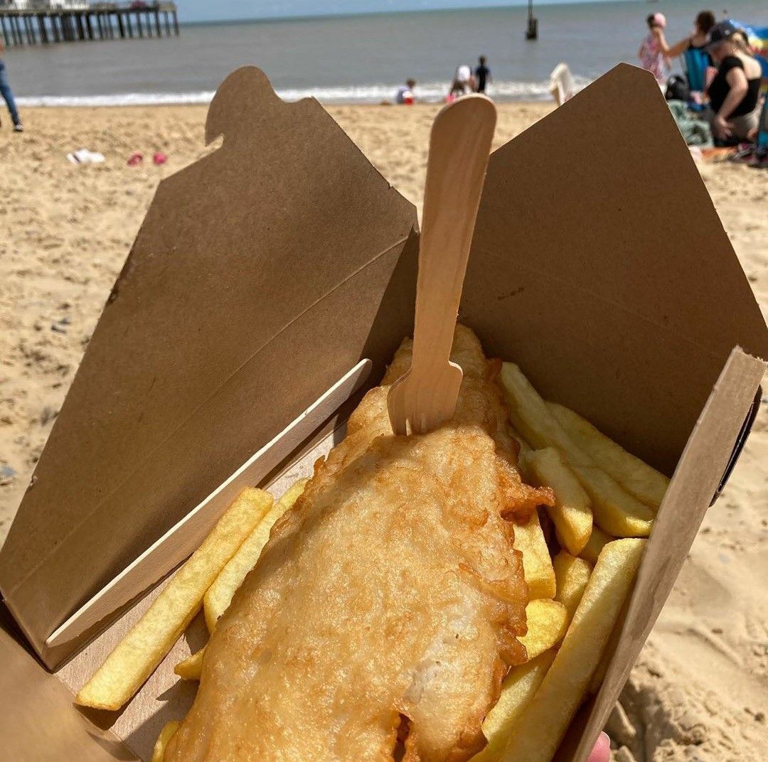 Forget about Sunday roast... Fish and chips on the beach is more like it! 🍟🐠
📷 Thank you @a_coeliac_bakes for the shot!

#southwold #southwoldpier #suffolk #summerholidays