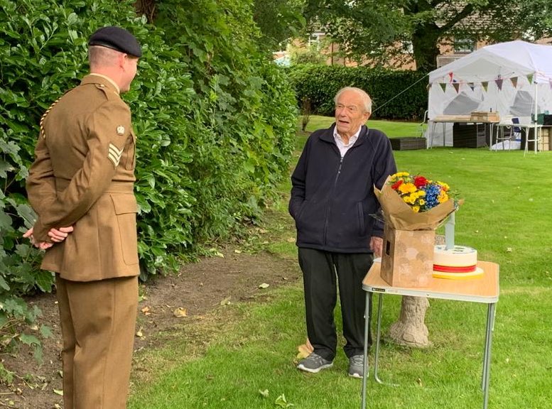 UKArmyLogistics's tweet photo. One of our #veterans, Sgt Ken Moore, celebrated his #100thBirthday yesterday. Well done to SSgt Millns and WO2 Yates @156RLCNW for stopping by with a birthday cake! Sgt Moore served in one of our predecessor Corps (RASC) during the liberation of Norway 🇳🇴 in 1945. https://t.co/nDal7N6kNp