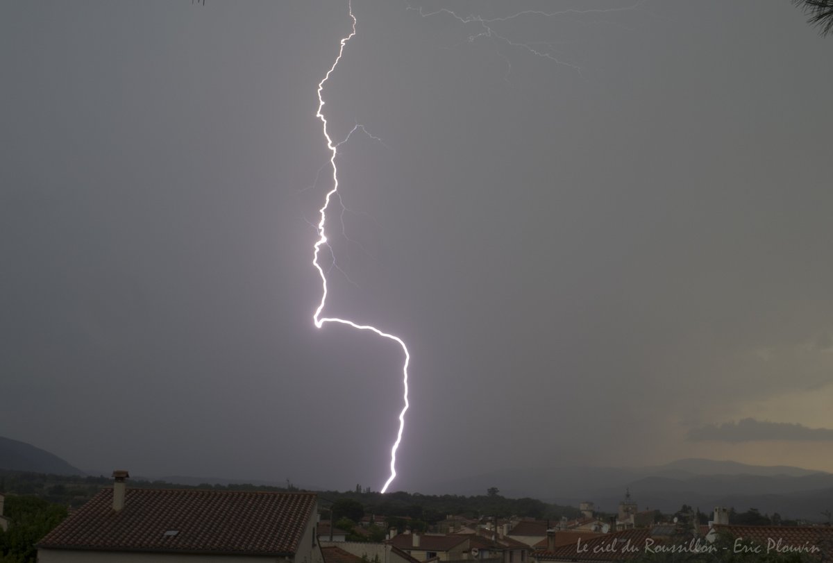 CielRoussillon's tweet photo. Beaucoup d'impacts et quelques départs de feu... :o
#foudre #orage #Maureillas #Vallespir #PyreneesOrientales #France #LecielduRoussillon - 01/08/2020
@Meteo_Pyrenees @MeteoLanguedoc @keraunos @ThePhotoHour @severeweatherEU @meteofrance @Meteovilles @Lameteo_org https://t.co/SwYUqYEFcI