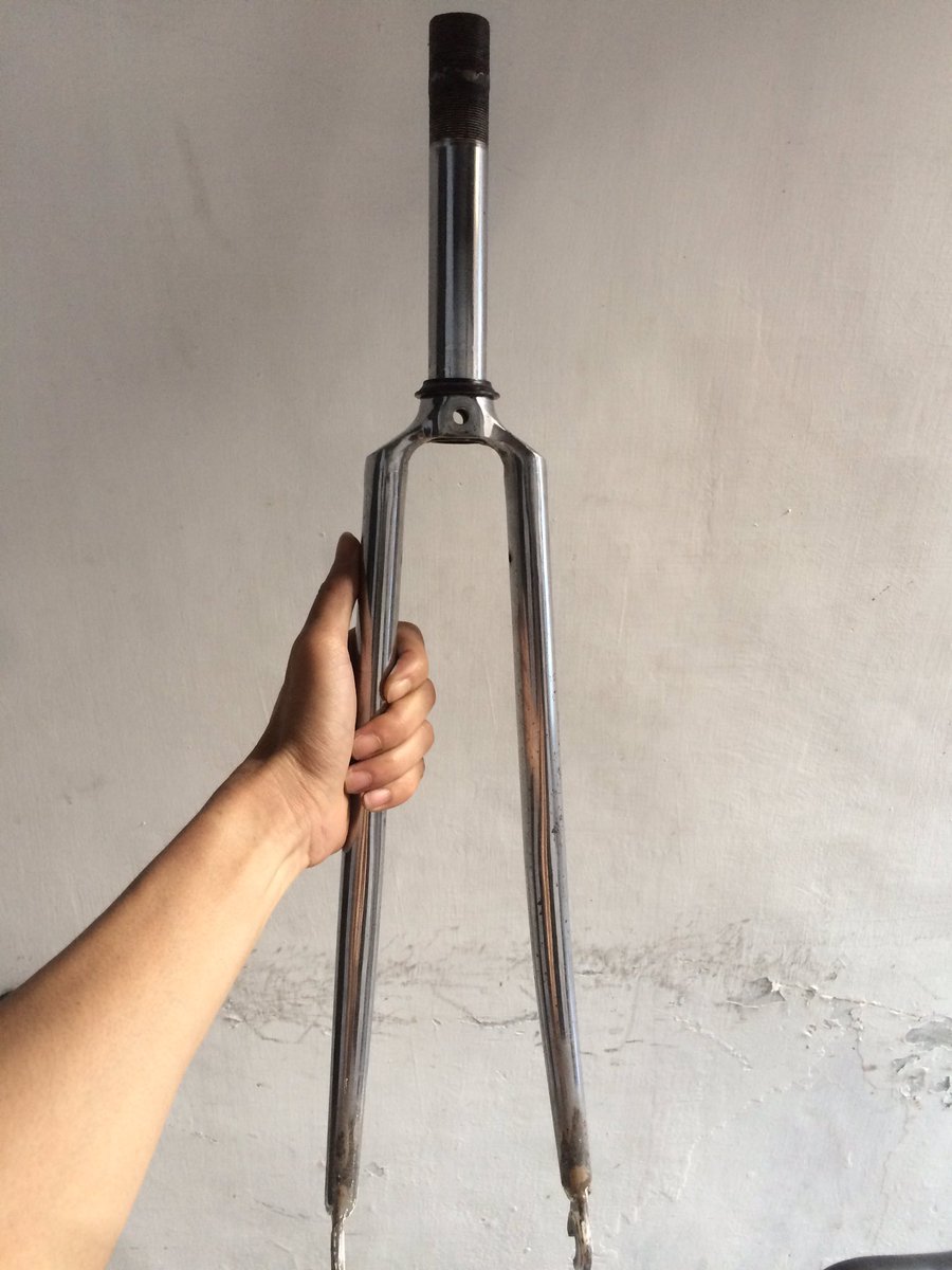 ijal__'s tweet photo. di jual fork 700c, steertube di sambung ( foto terlampir ) tapi kondisi aman, panjang steertube kurang lebih 15cm. 

harga : 750.000 
wa : 085278224293
lokasi : jogja
#fnfjb https://t.co/2seuLOIX2A