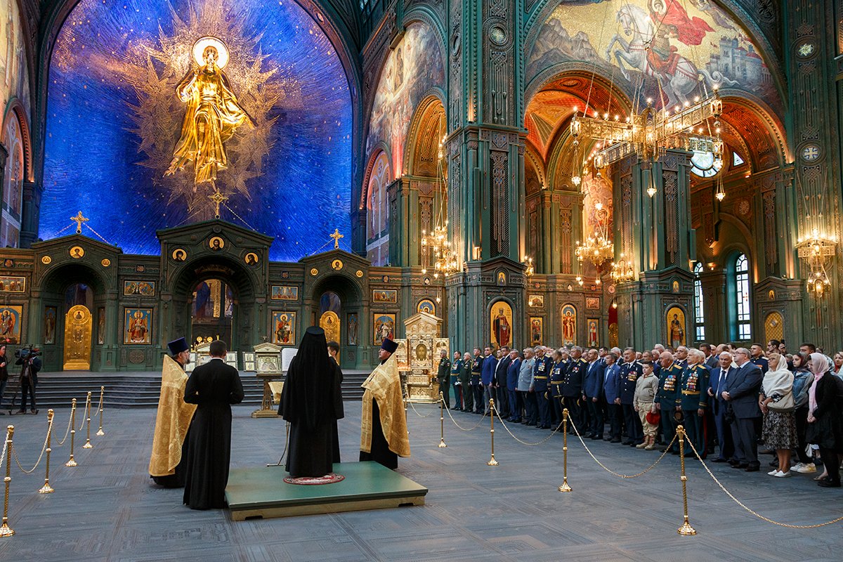 mod_russia's tweet photo. #Фоторепортаж Накануне в Главном храме ВС РФ состоялся молебен по случаю 320-летия службы тыла и 90-летия Воздушно-десантных войск с участием руководства @mod_russia, командования ВДВ, военнослужащих подразделений тыла и #ВДВ #ДеньВДВ #ДеньТыла #ГлавныйХрамВСРФ #Праздники https://t.co/JPMm56wO1g