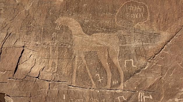 El extraño corte de las piedras de Al-Naslaa, en Arabia Saudí. Venga, geólogos del mundo, ¿qué os parece? Y los no geólogos, sacad el título en Geología de la Universidad de la vida y opinad cómo se hizo