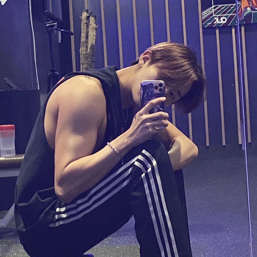 wonkyunarchive's tweet photo. more mirror selfies at the gym 🖤💜 https://t.co/CO60Y75gAg