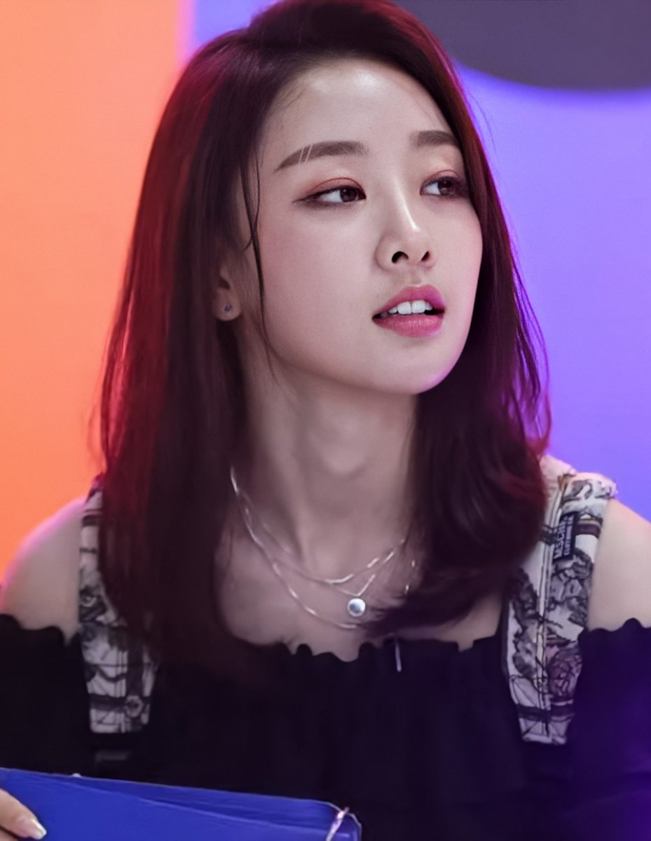 YVESVISION's tweet photo. how do we feel about yves with an eyebrow slit https://t.co/Ub4LuAkpKl