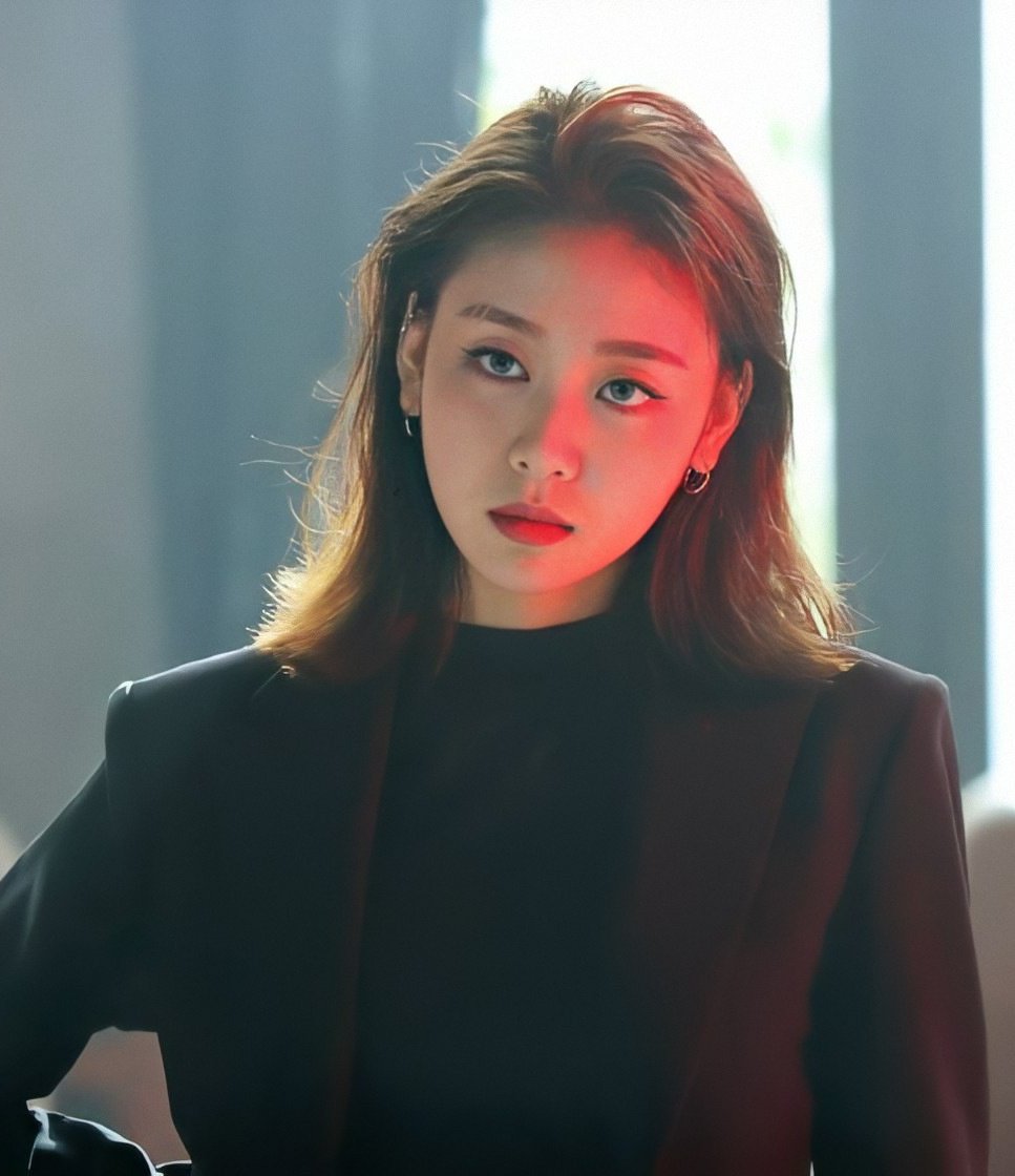 YVESVISION's tweet photo. how do we feel about yves with an eyebrow slit https://t.co/Ub4LuAkpKl