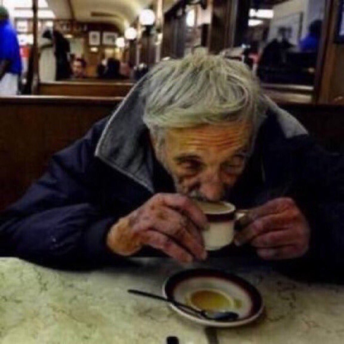 Çevrenizde gördüğünüz, bildiğiniz yardıma ihtiyacı olan arkadaşları sabahları ücretsiz verilen askıda kahvaltı için Varuna Gezgin Kafe’lere yönlendirirseniz çok seviniriz.🙏