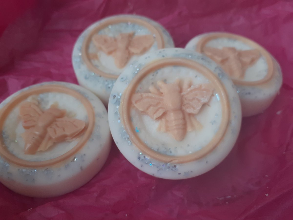 handmade_mk's tweet image. OUR HANDMADE LITTLE BEE WAX MELT WITH GLITTER MADE FROM NATURAL SOYA. WAX MELTS 
THIS IS SCENTED WITH PARMA VIOLET 

facebook.com/groups/8862570…