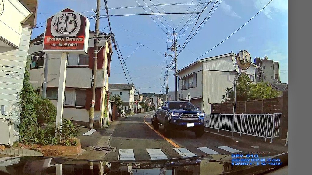 オリバ この地域では駐車場の制約で 海外専売トヨタ車を好む方々も多い模様 フォーランナー タコマ タンドラ あとはセコイアさん居たらみんな大好き北米四天王 タコマ見せてもらったらrav4は可愛いやつに見えました笑 T Co Drqlb5dnb1