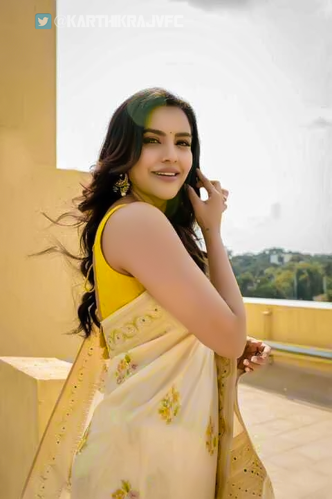 EeZ9oqCWsAAas1Q?format=png&name=900x900