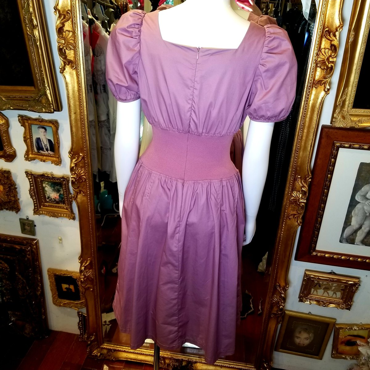 代官山chocolate ショコラータ こちらは人気の パフスリーブワンピース です ウエストのくびれ部分はリブニットになっているので 締め付け感もなくゆったり着れるワンピースになっております Size S 着丈103cm 身幅42cm M 着丈105cm 身幅45cm L 着丈